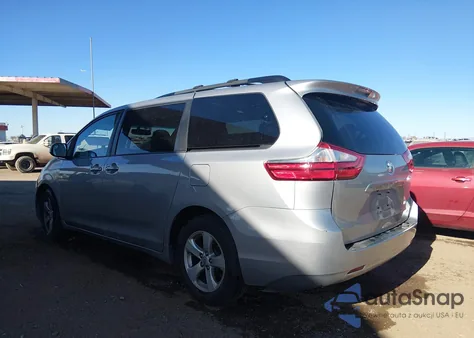 2015 Toyota Sienna Le 8 Passenger z USA, uszkodzony, nr VIN 5TDKK3DC9FS549775